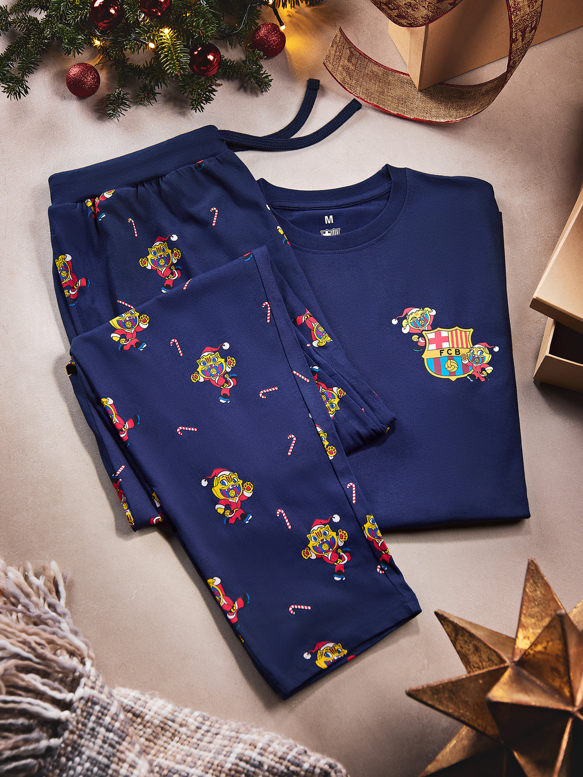 Pijama azul marino plegado de FC Barcelona con estampado festivo integral y pequeño escudo del Barça en el pecho de la parte superior.