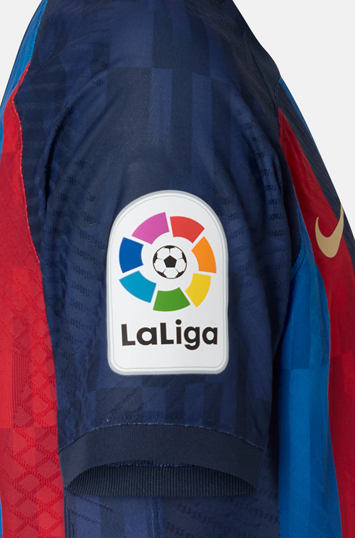El FC Barcelona lanza una camiseta exclusiva (y carísima) con el logo de  'Motomami' de Rosalía, Música