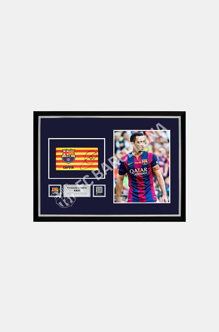 Offizielle Kapitänsbinde des FC Barcelona mit Unterschrift von  Xavi Hernandez. 
