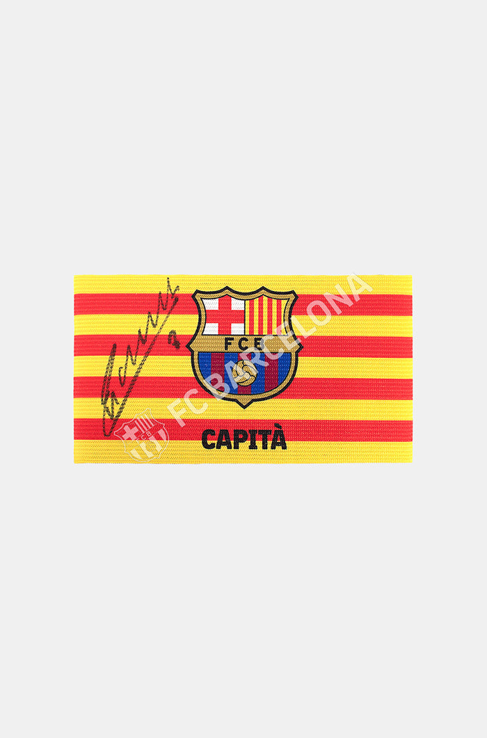 Offizielle Kapitänsbinde des FC Barcelona mit Unterschrift von  Andrés Iniesta. 