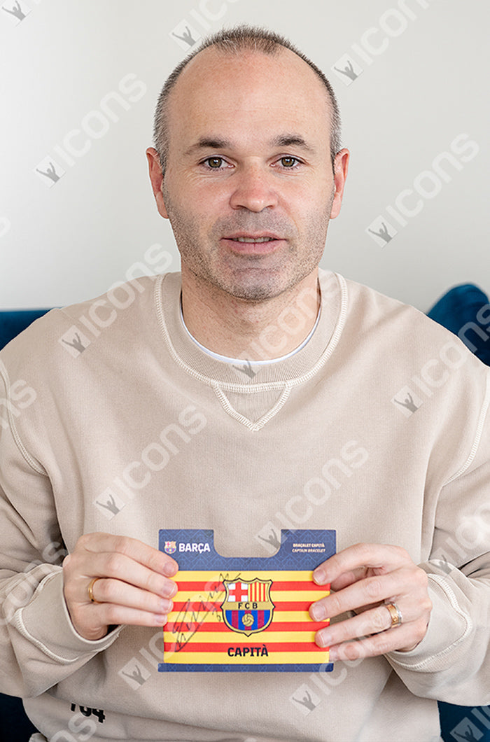 Offizielle Kapitänsbinde des FC Barcelona mit Unterschrift von  Andrés Iniesta. 