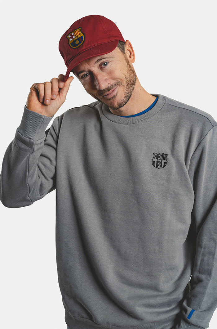 
Maroon baseball cap with the FC Barcelona crest embroidered on the front.