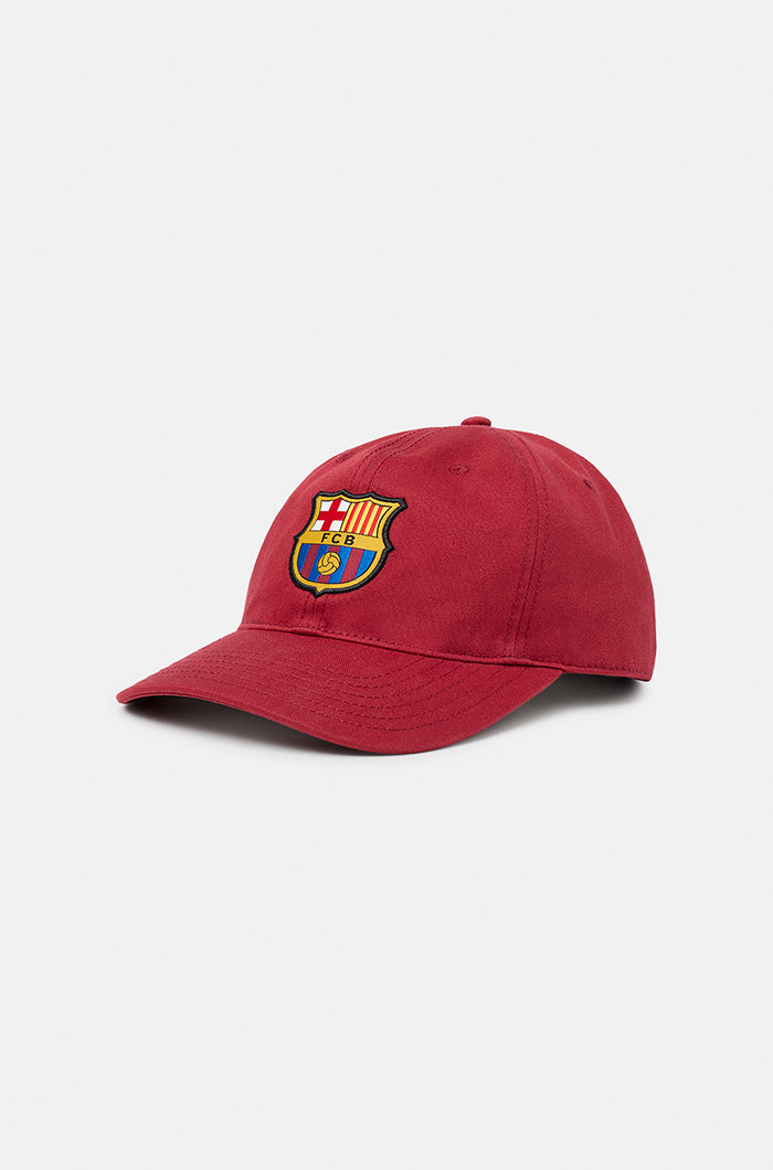 
Maroon baseball cap with the FC Barcelona crest embroidered on the front.
