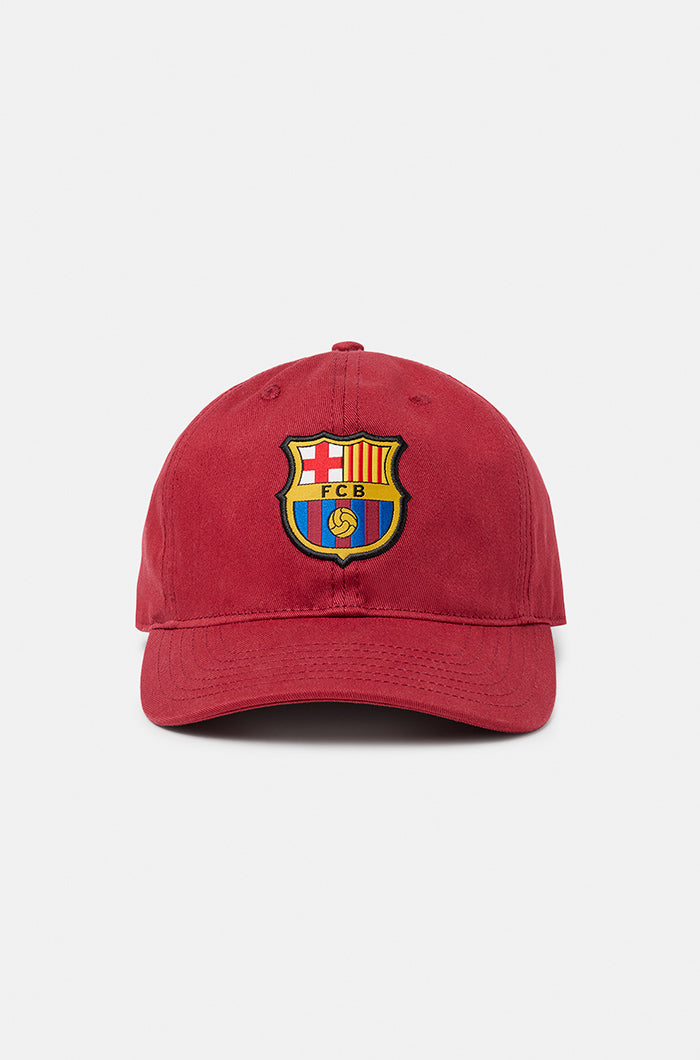 
Maroon baseball cap with the FC Barcelona crest embroidered on the front.