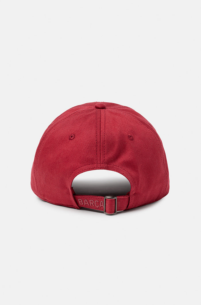 
Maroon baseball cap with the FC Barcelona crest embroidered on the front.