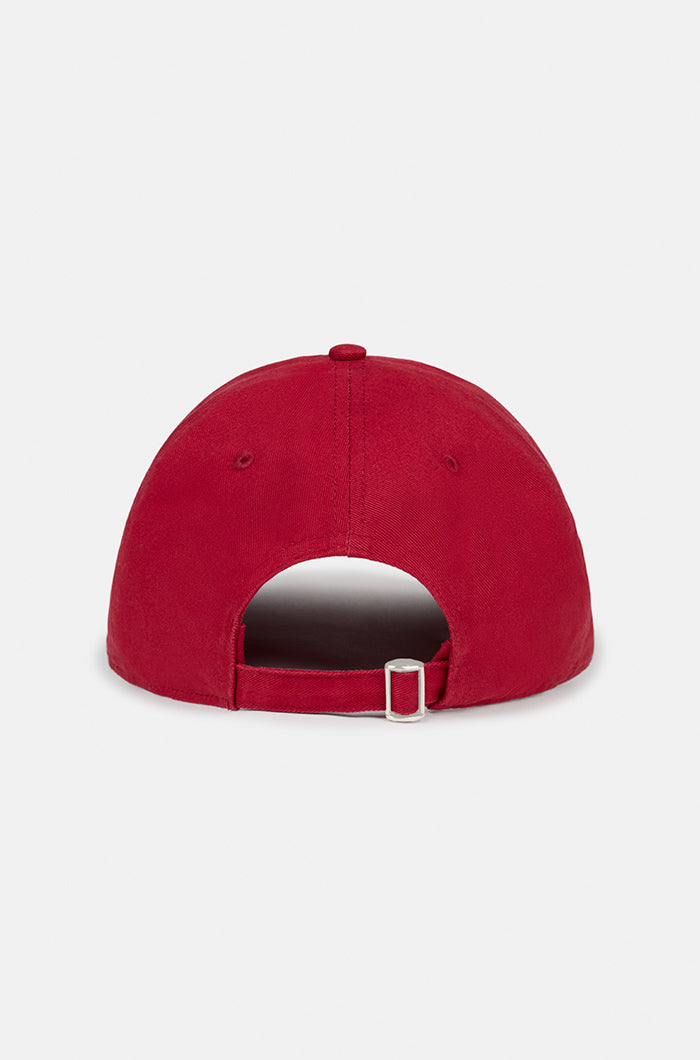 Red FC Barcelona baseball cap featuring the club crest on the front and the phrase “FORÇA BARÇA” embroidered in blue on the side.
