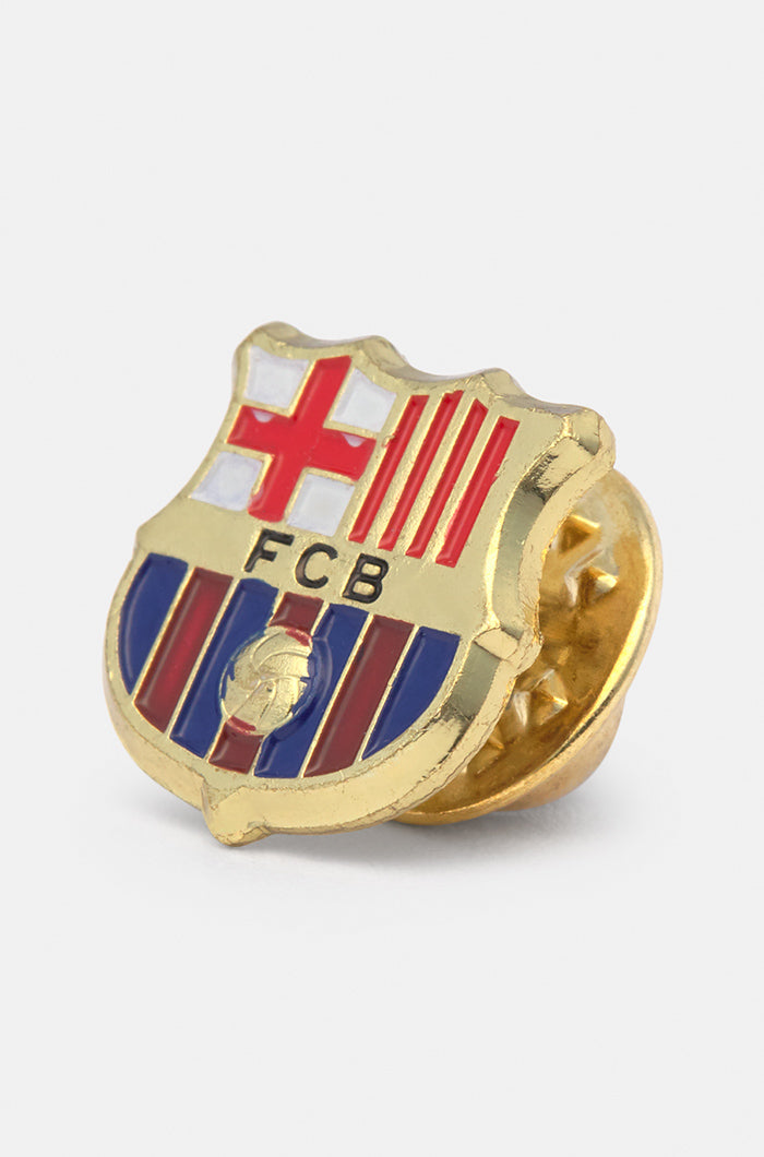 Gold-colored keychain featuring the FC Barcelona crest above a miniature engraving of the Camp Nou stadium.