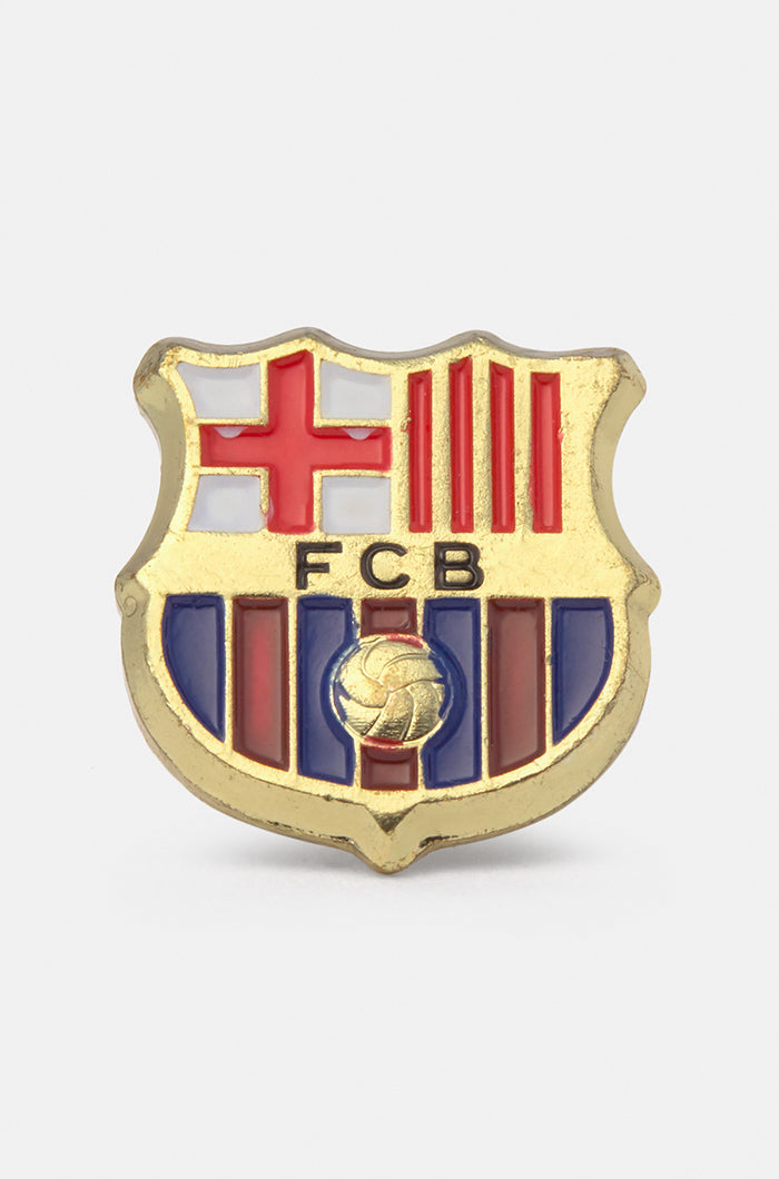 Gold-colored keychain featuring the FC Barcelona crest above a miniature engraving of the Camp Nou stadium.